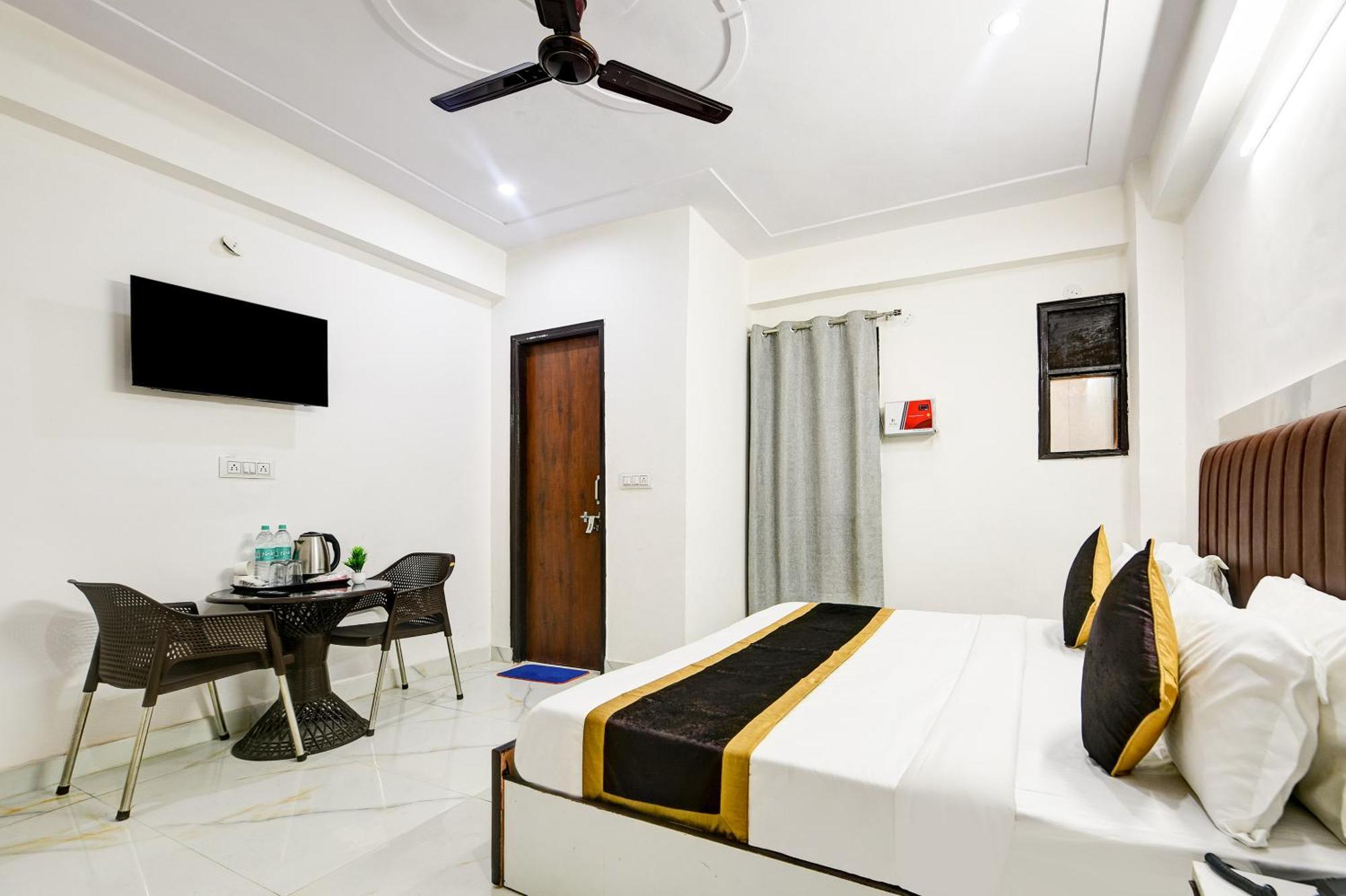 Hotel Krishna Tower Delhi  Buitenkant foto