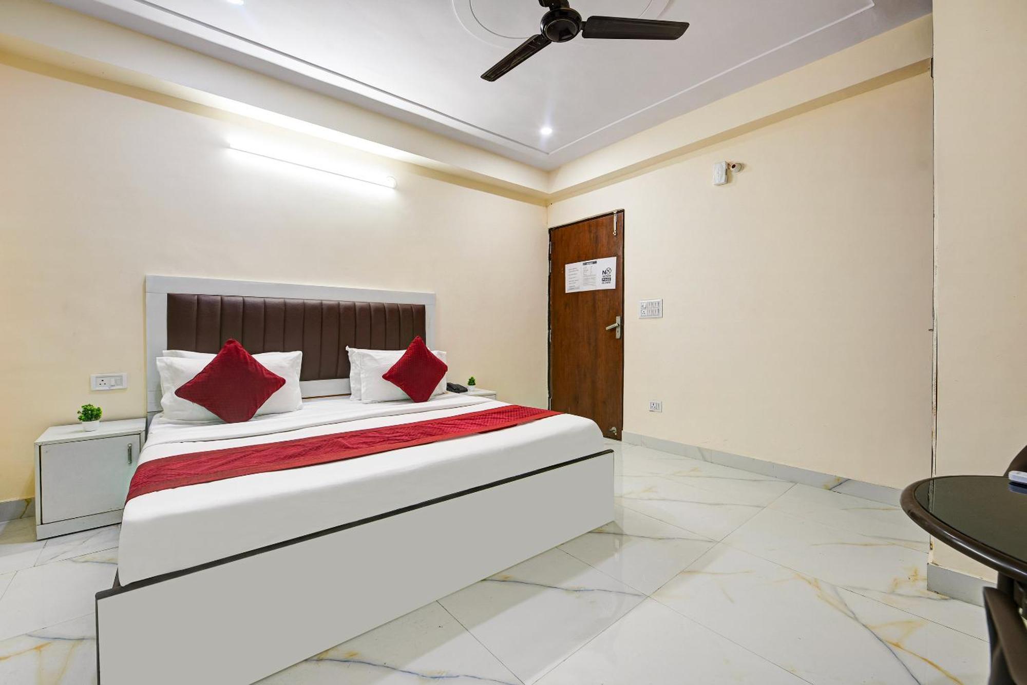 Hotel Krishna Tower Delhi  Buitenkant foto