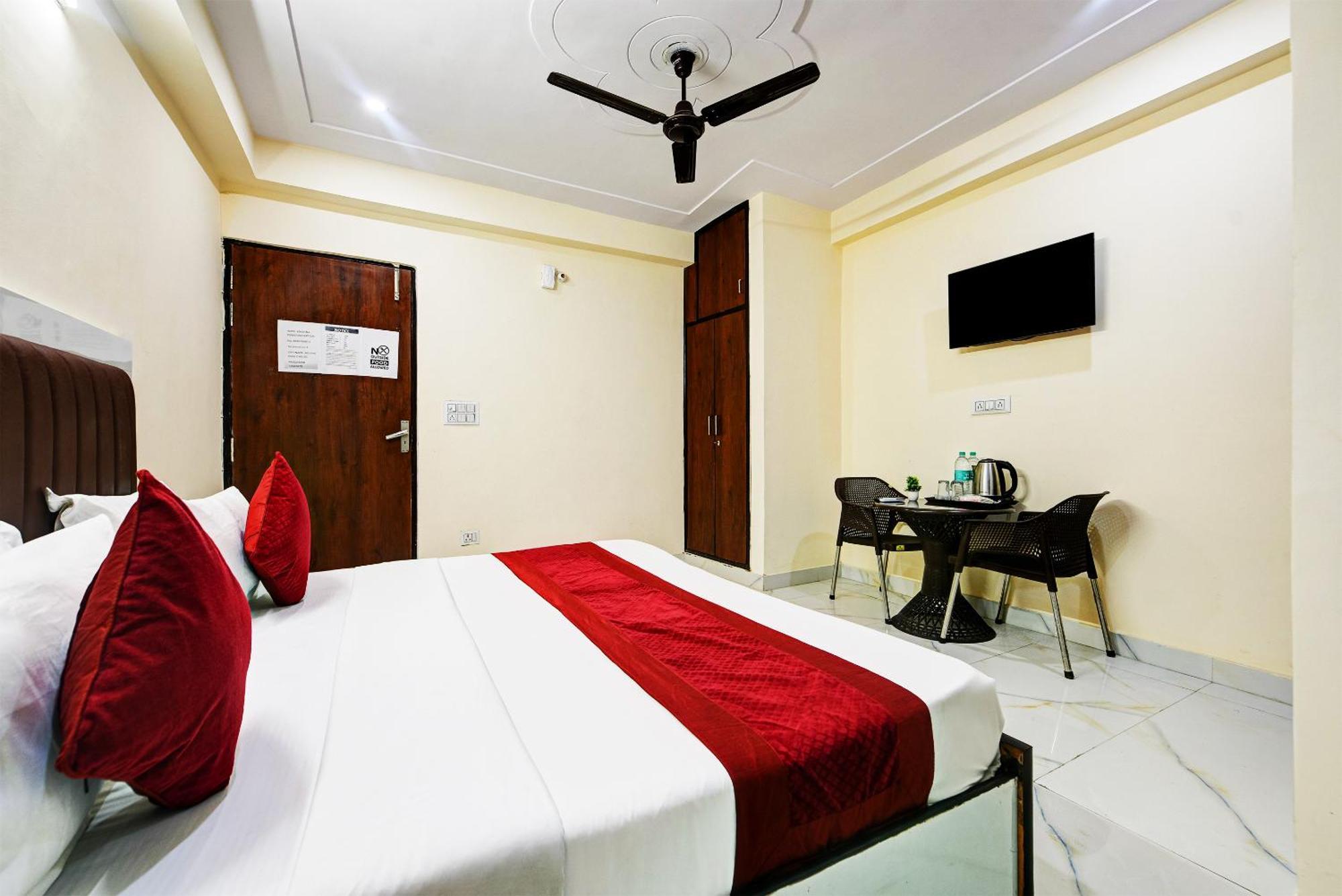Hotel Krishna Tower Delhi  Buitenkant foto