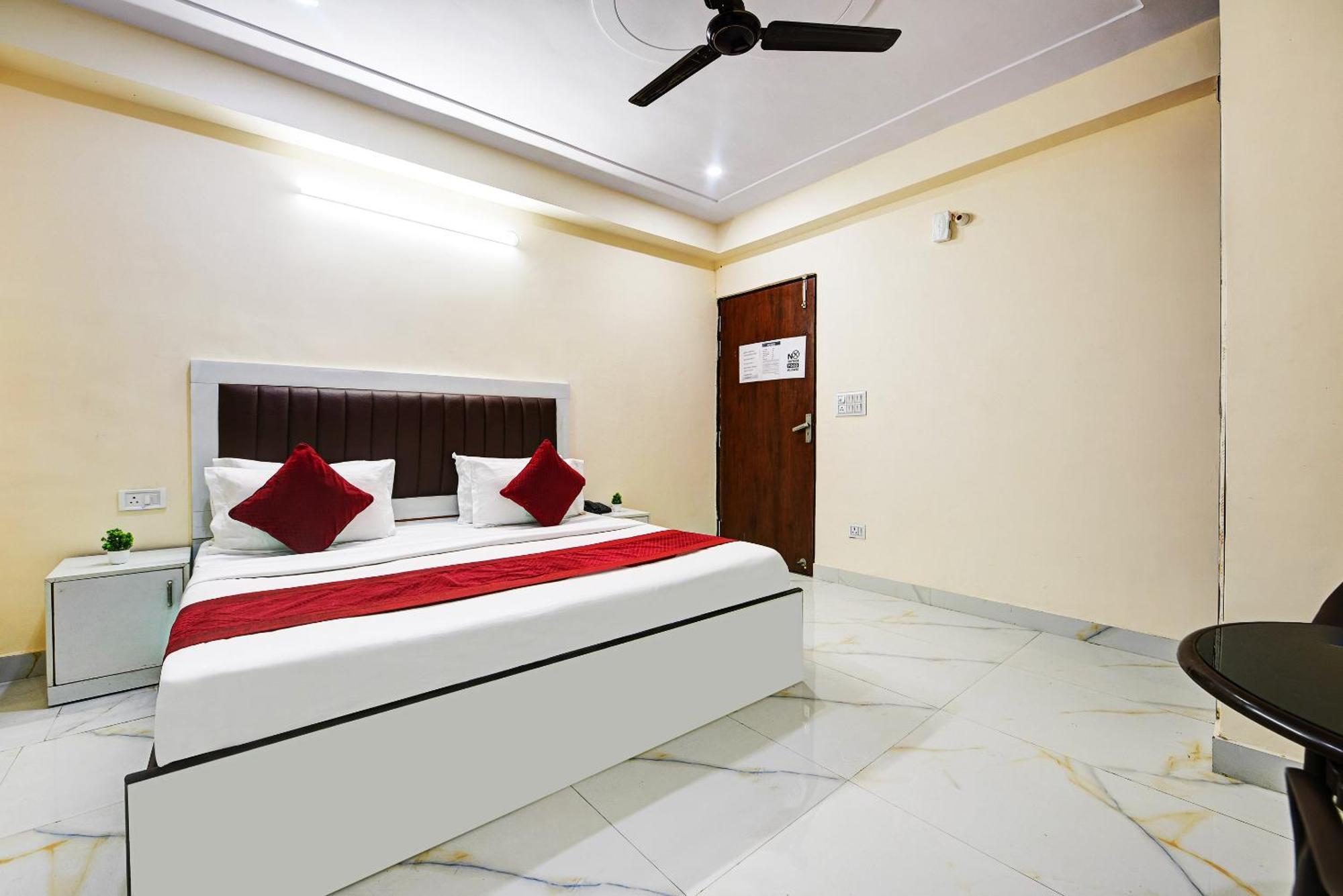 Hotel Krishna Tower Delhi  Buitenkant foto